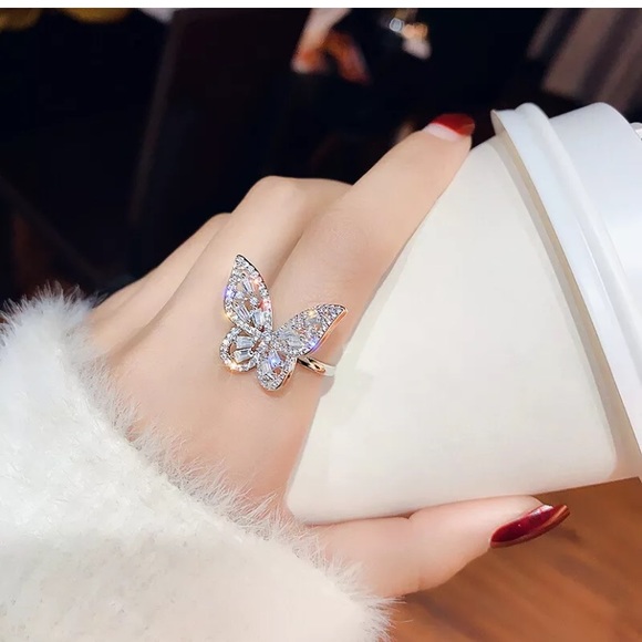 Gorgeous Butterfly Ring filled white Sapphire - Picture 2 of 5